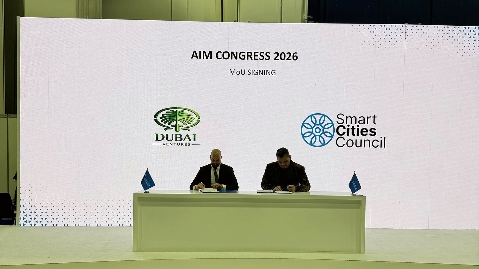 Dubai Ventures and Smart Cities Council signing a memorandum of understanding at AIM Congress 2026